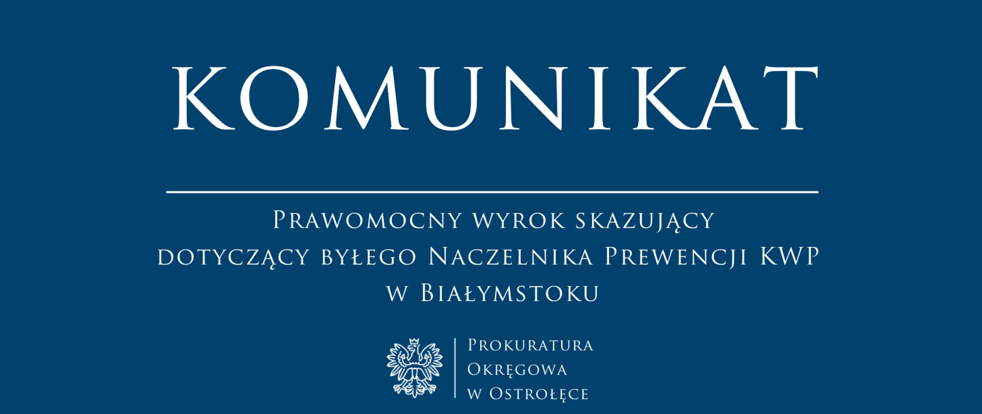 Biały napis Komunikat PRAWOMOCNY WYROK SKAZUJĄCY DOTYCZĄCY BYŁEGO NACZELNIKA PREWENCJI KWP W BIAŁYMSTOKU na niebieskim tle