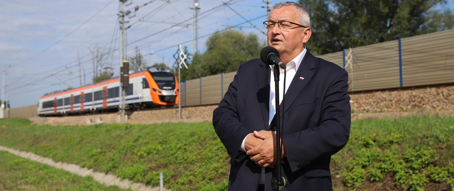 Minister infrastruktury Andrzej Adamczyk w trakcie konferencji prasowej dotyczącej podpisania umowy na budowę przystanku kolejowego w Pisarach