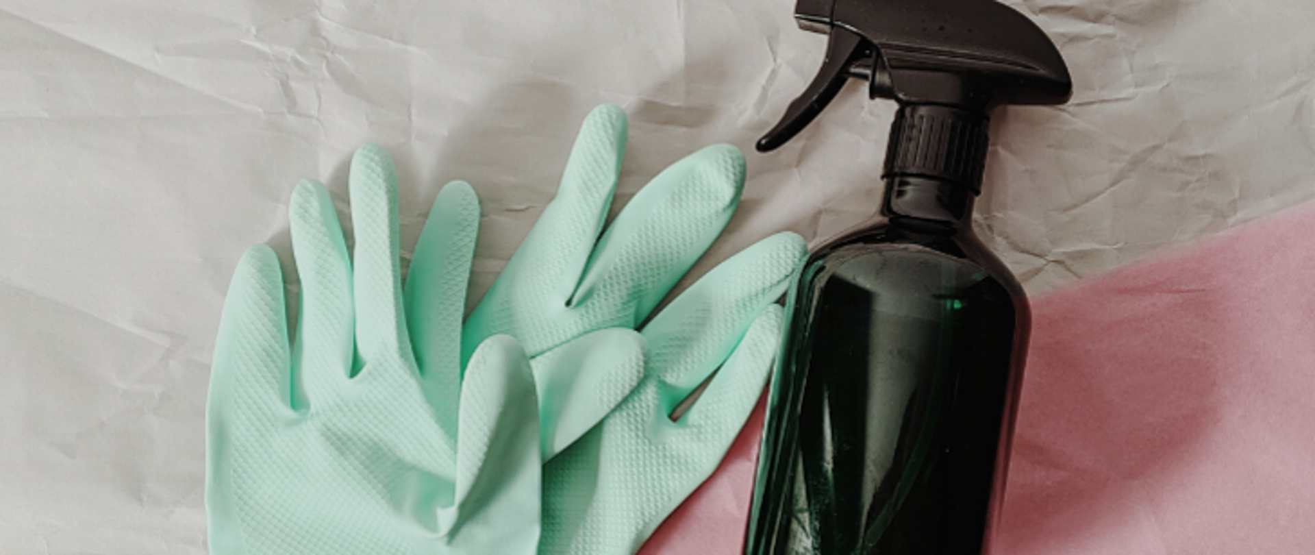 rekawiczki ochronen i płyn do dezynfekcji