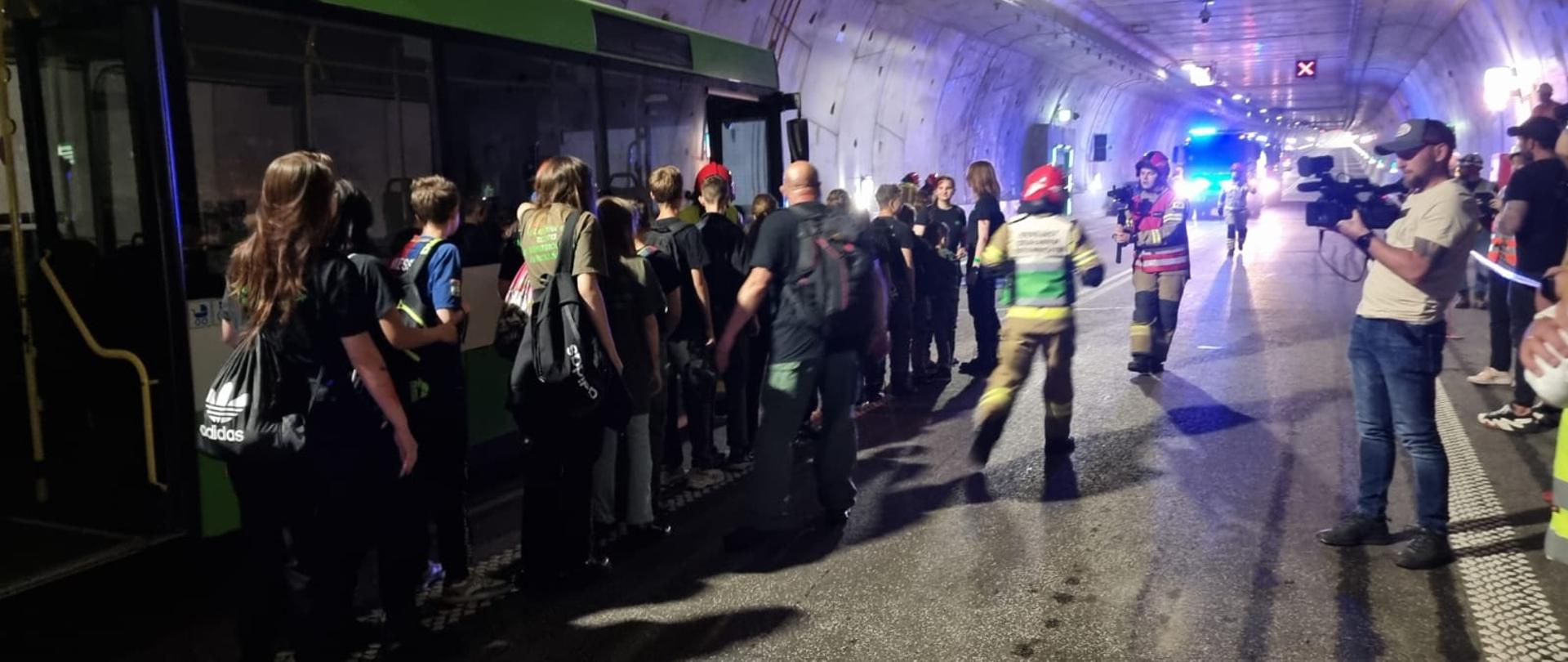 ewakuacja pasażerów autobusu