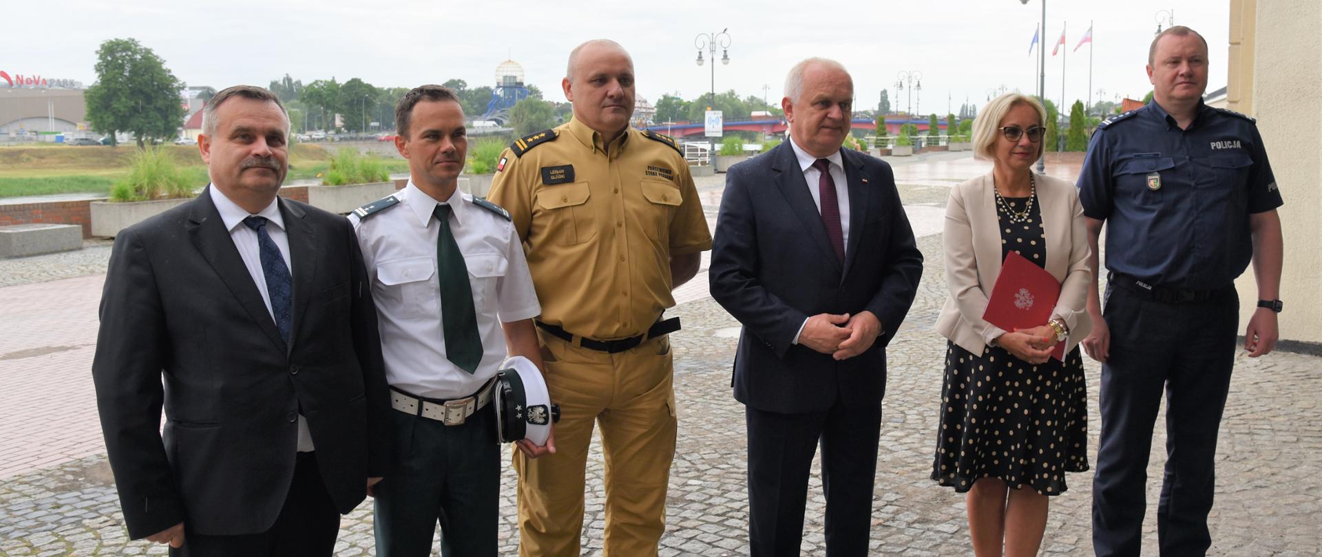 Uczestnicy briefingu prasowego. Od lewej strony: dyrektor wydziału Bezpieczeństwa i Zarządzenia Kryzysowego Lubuskiego Urzędu Wojewódzkiego Waldemar Gredka, z-ca dyrektora ITD Mirosław Jesiołkiewicz, z-ca Lubuskiego Komendanta Wojewódzkiego PSP st. bryg. Lesław Gliński, wojewoda lubuski Władysław Dajczak, Lubuski Kurator Oświaty Ewa Rawa, Komendant Wojewódzki Policji w Gorzowie Wlkp. insp. Jarosław Pasterski