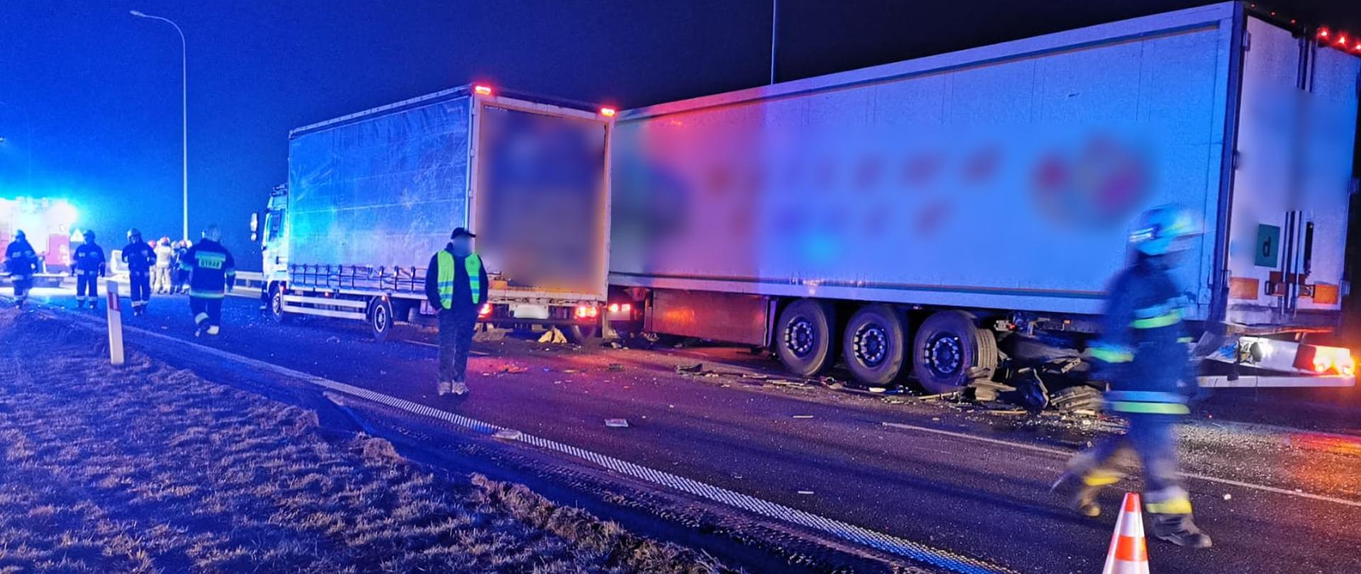 widok dwóch samochodów ciężarowych uszkodzonych podcas wypadku 