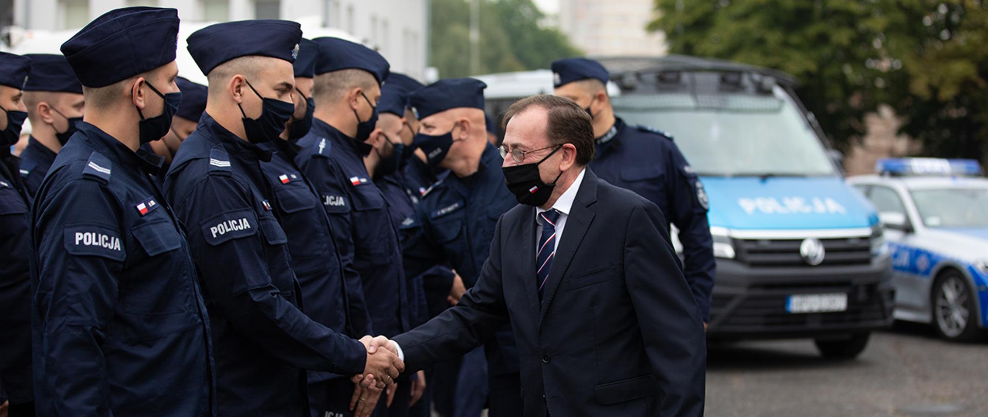 Minister Mariusz Kamiński podczas odprawy z policjantami.