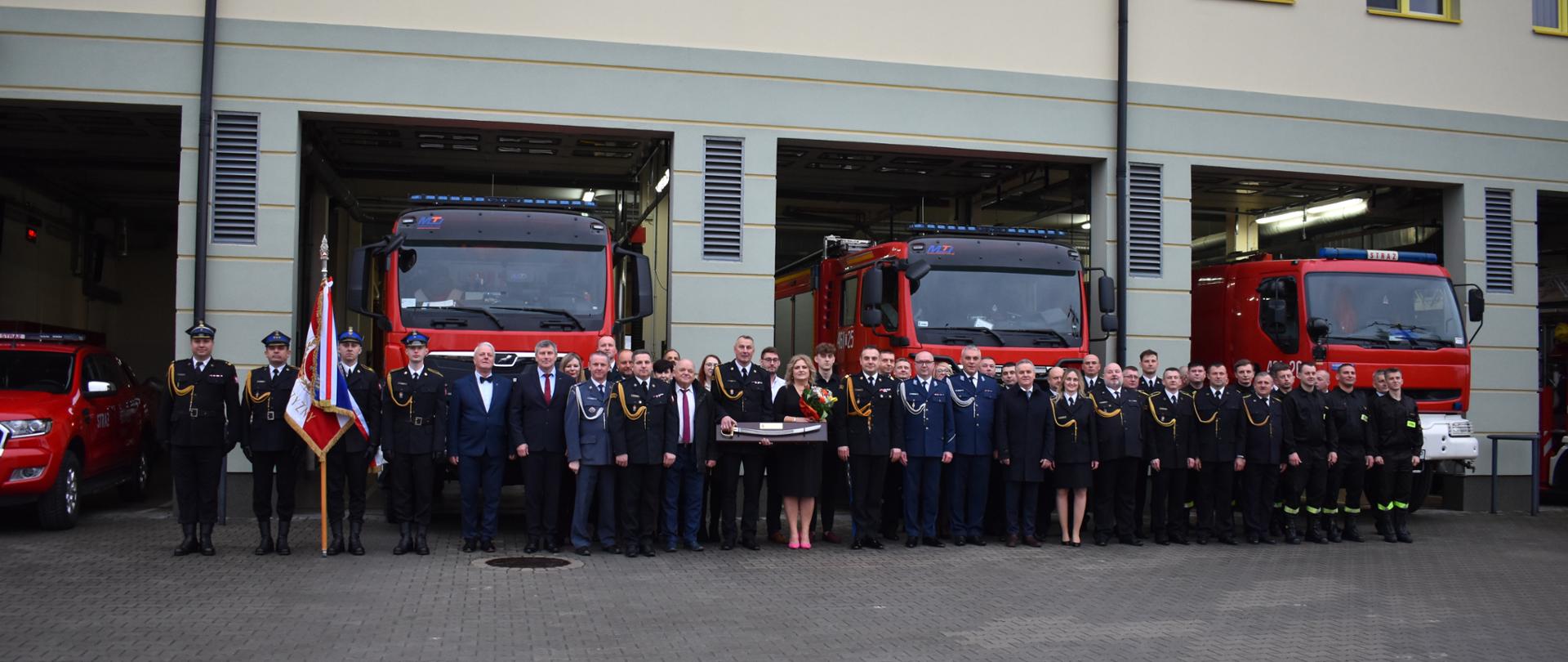 Uroczysty apel z okazji zmiany komendanta powiatowego PSP w Pińczowie