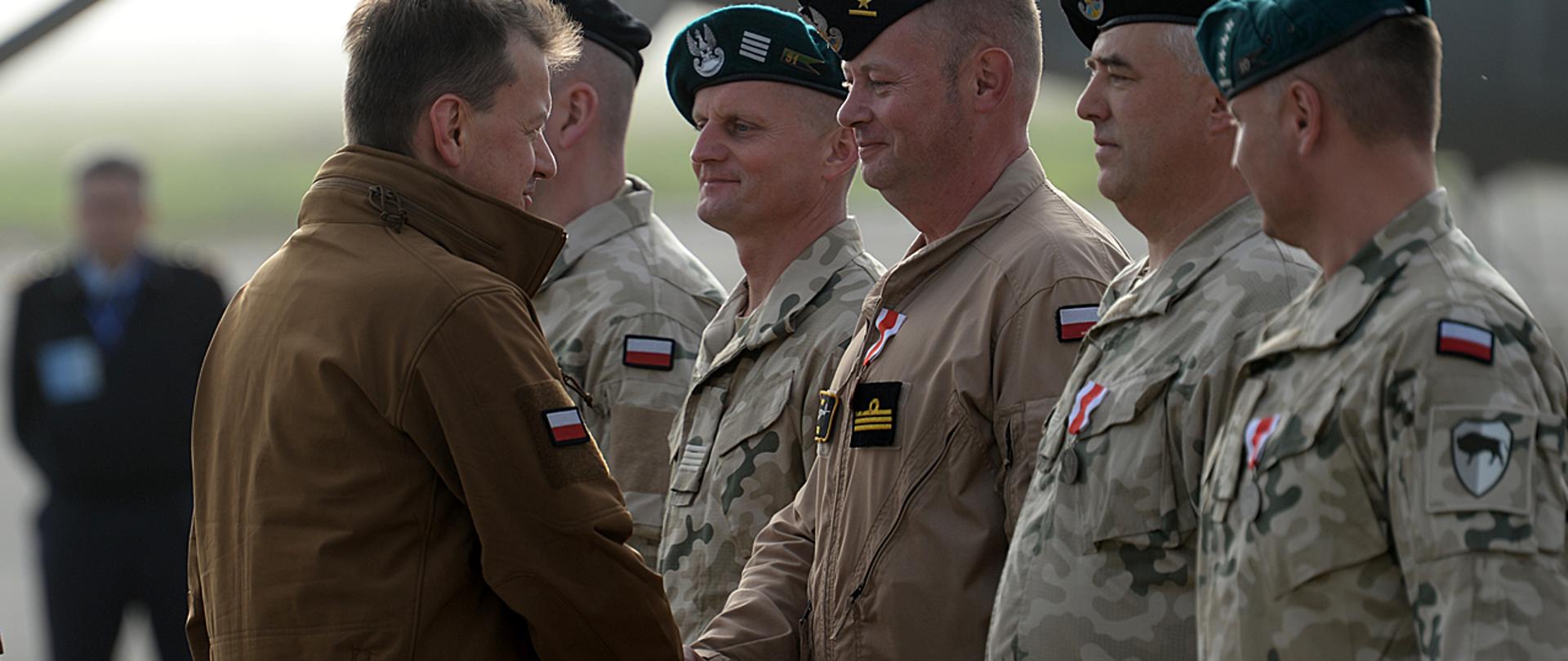 Minister Mariusz Błaszczak z polskimi żołnierzami podczas powitania we włoskiej bazie Sigonella. 