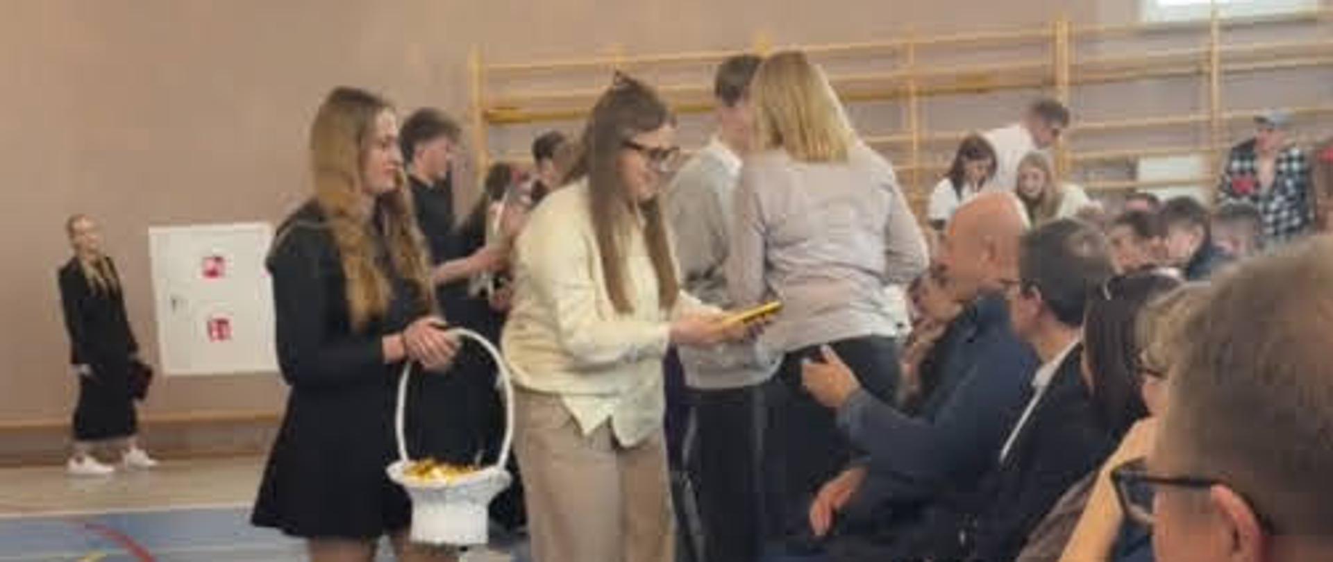 Dzień Kobiet i Mężczyzn - uroczystość w sali gimnastycznej