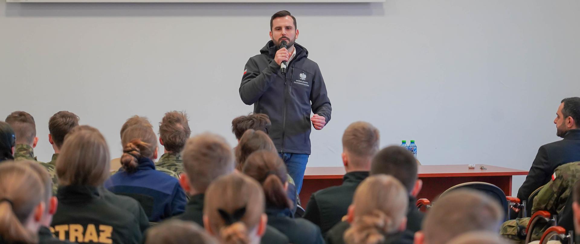 wicewojewoda przemawia do uczniów