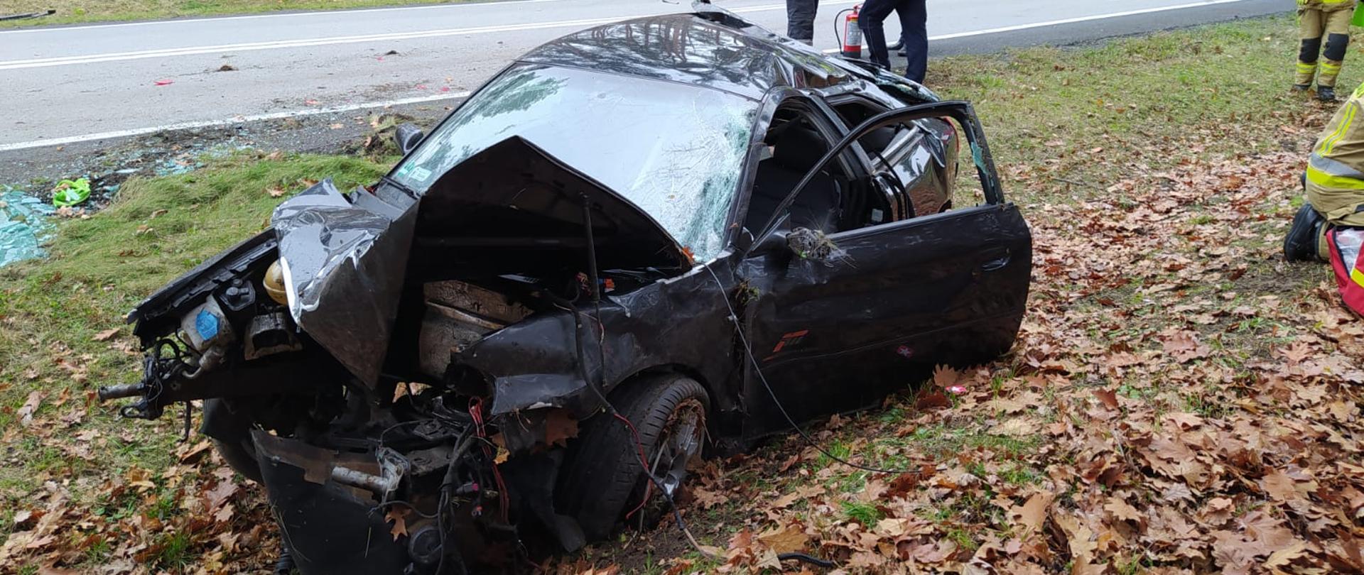 Na zdjęciu rozbity samochód biorący udział w zdarzeniu. Samochód znajduje się w rowie, widok z przodu pojazdu