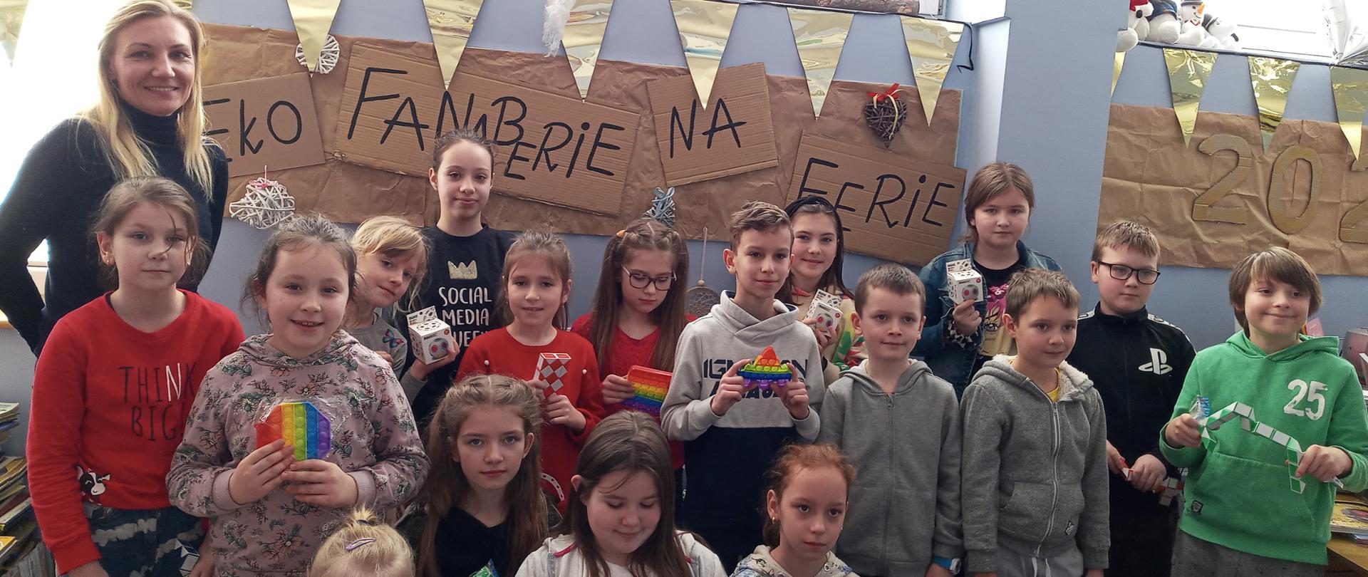 zdjęcie - uczestnicy zajęć w bibliotece