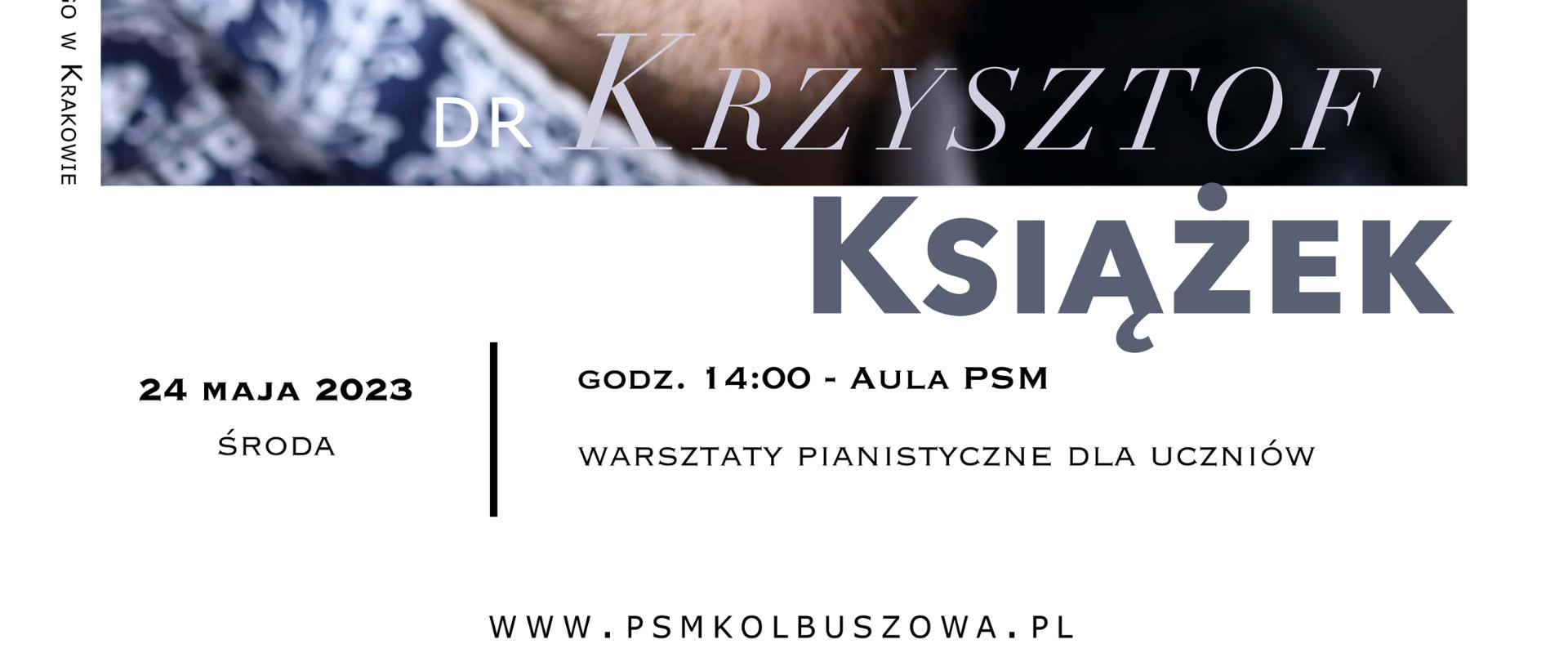 Plakat na białym tle przedstawia wizerunek artysty Pana dr Krzysztofa Książka oraz informacje na temat warsztatów pianistycznych w kolorze czarnym