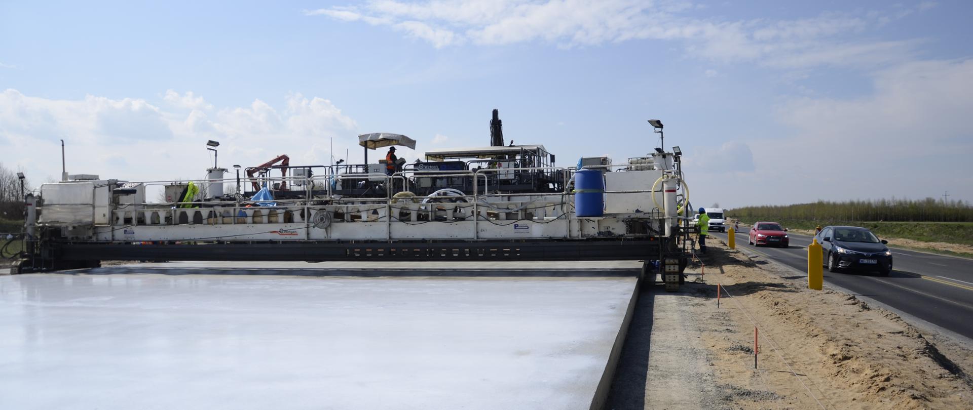 Na zdjęciu autostrada A1 odc. B Piotrków Tryb - Kamieńsk maszyna do układania nawierzchni betonowej. 