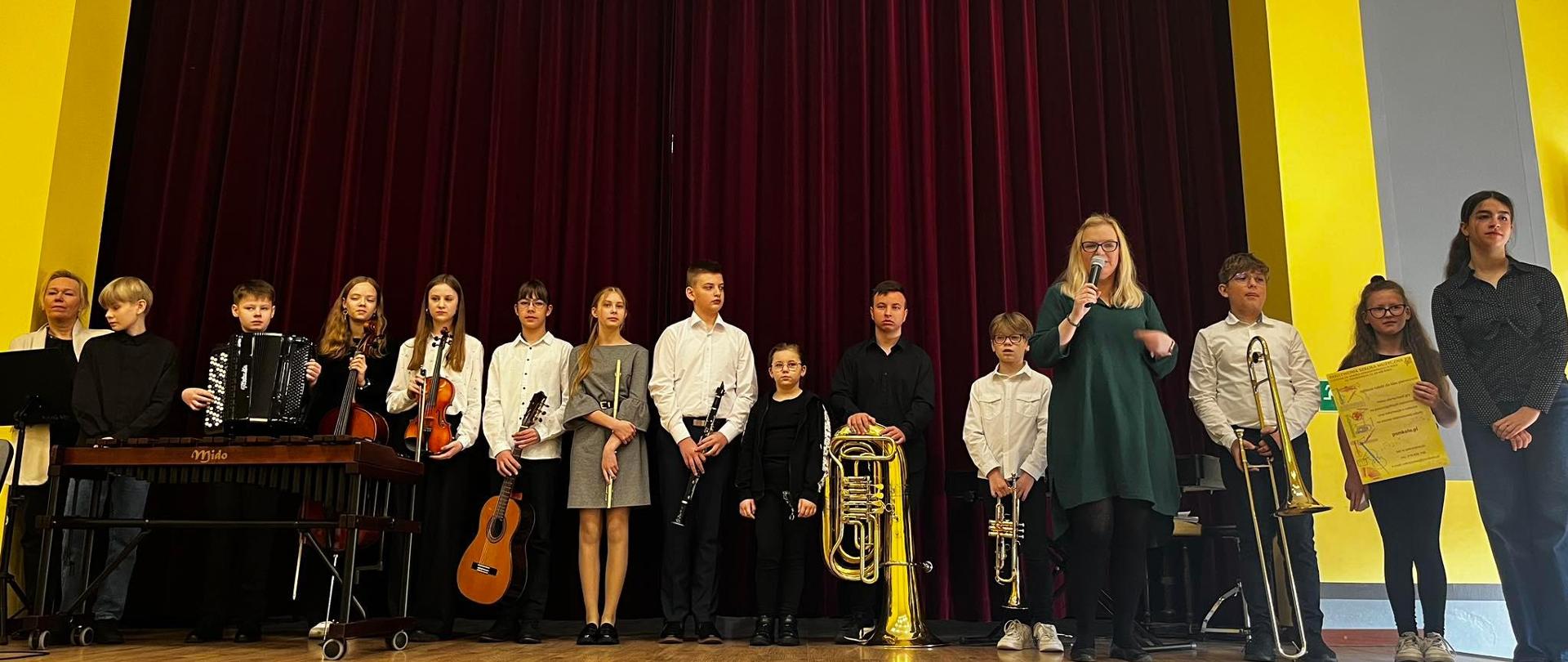 zdjęcie grupowe uczestników koncertu