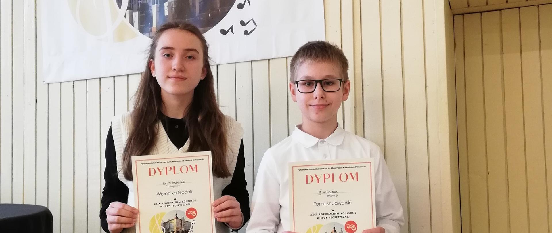 Tomasz Jaworski - uczeń klasy IV cyklu czteroletniego oraz Weronika Godek - uczennica klasy VI cyklu sześcioletniego podczas Regionalnego Konkursu Wiedzy Teoretycznej