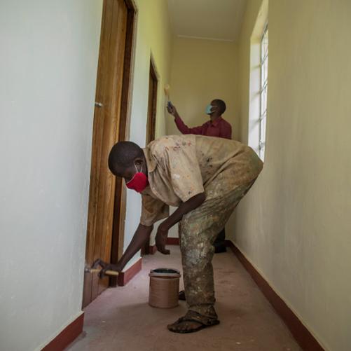 trwa malowanie ścian w budynku