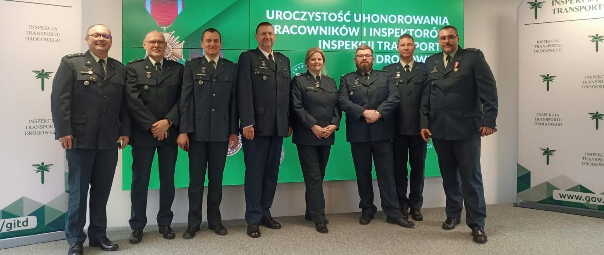 Inspektorzy Transportu Drogowego w Poznaniu otrzymali odznaczenia państwowe
i resortowe.
