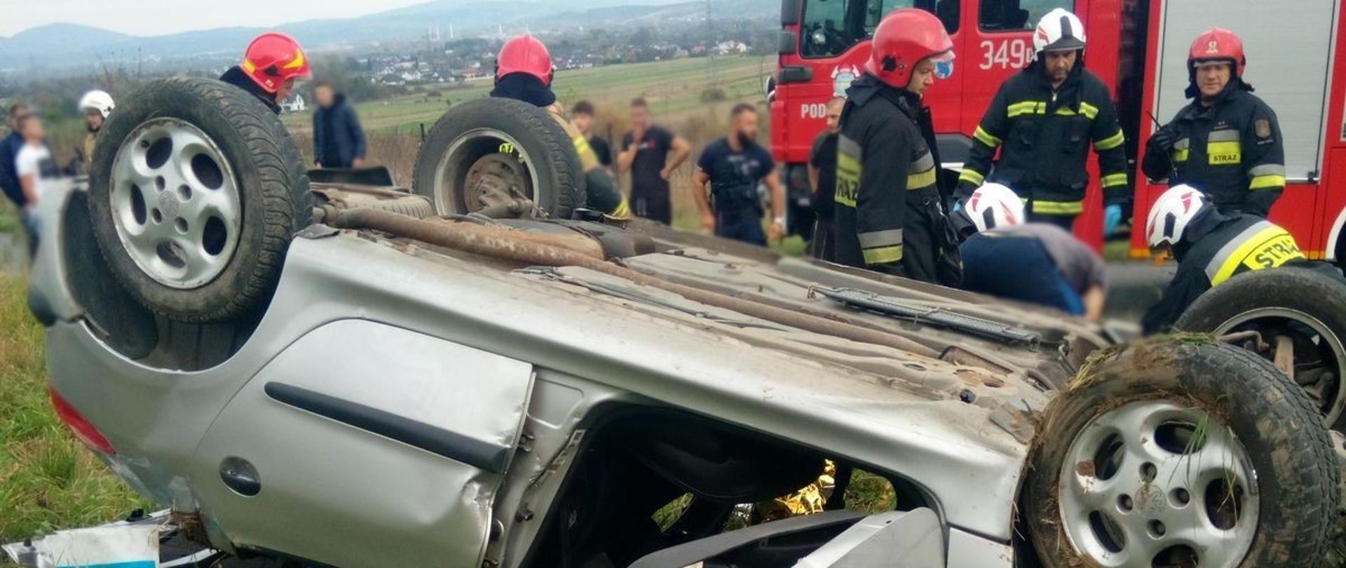 Samochód osobowy na dachu na łące