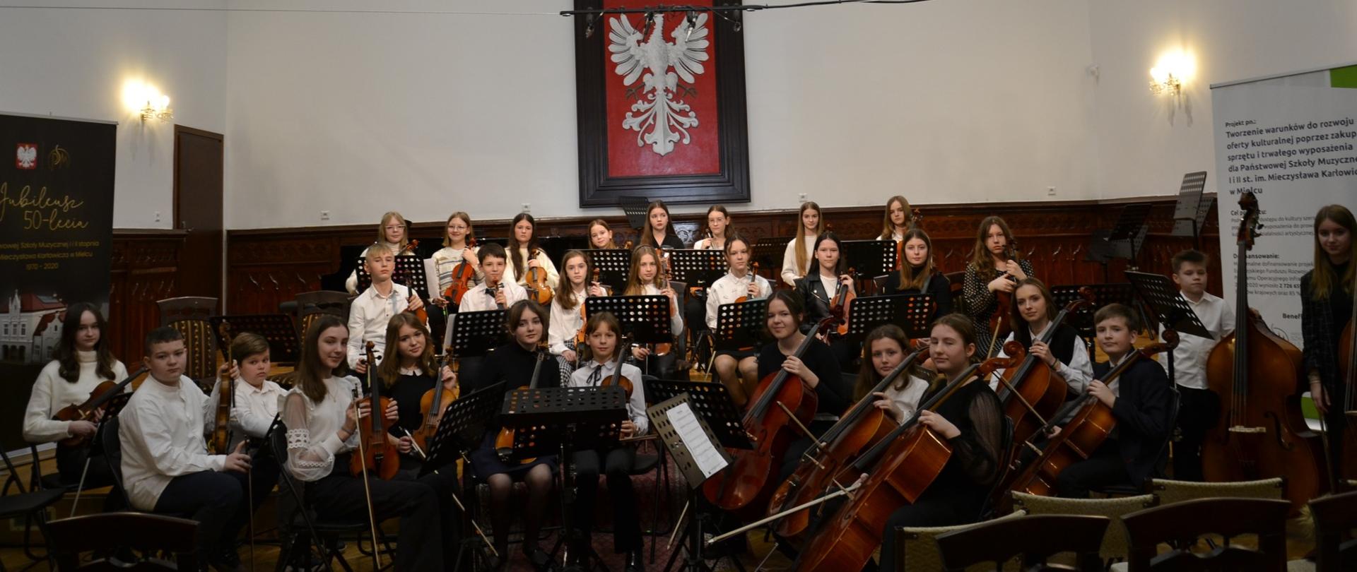 orkiestra smyczkowa PSM I stopnia na scenie w Sali Królewskiej PSM w Mielcu podczas audycji dla szkół podstawowych i przedszkoli