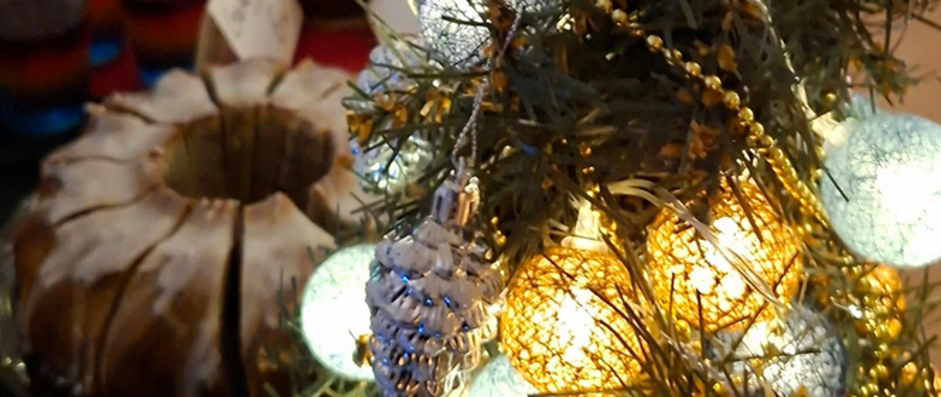 Fotografia ukazująca babkę, choinkę, światełka - wykonana podczas świątecznego kiermaszu