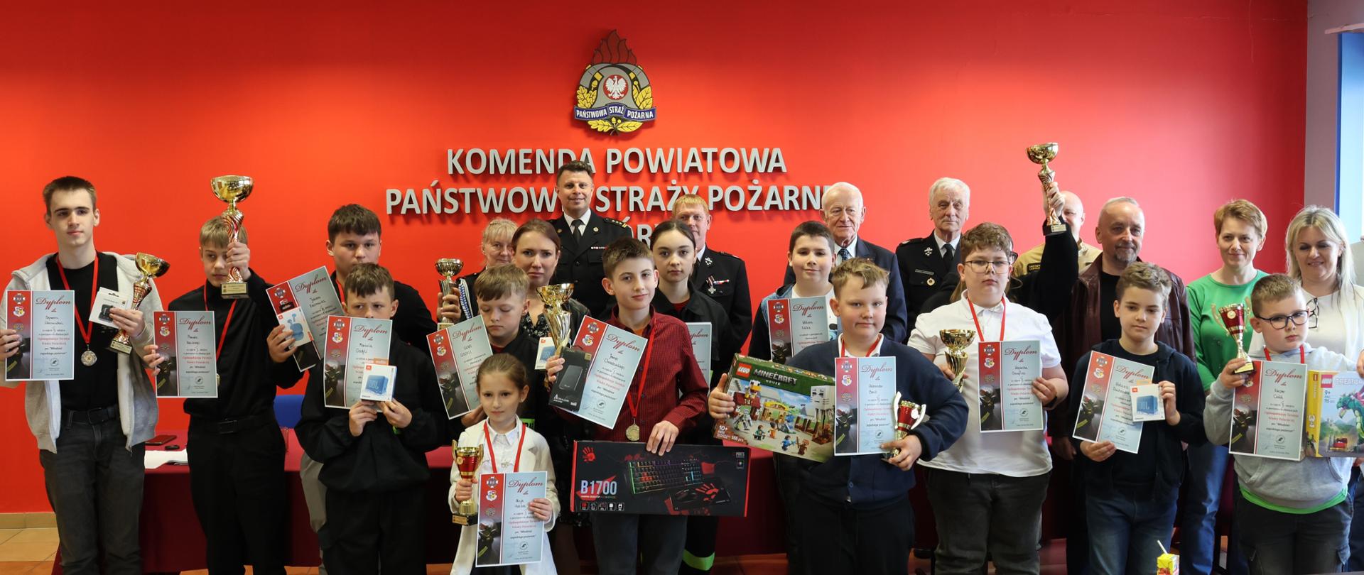 Uczestnicy powiatowych eliminacji OTWP ,,Młodzież Zapobiega Pożarom".