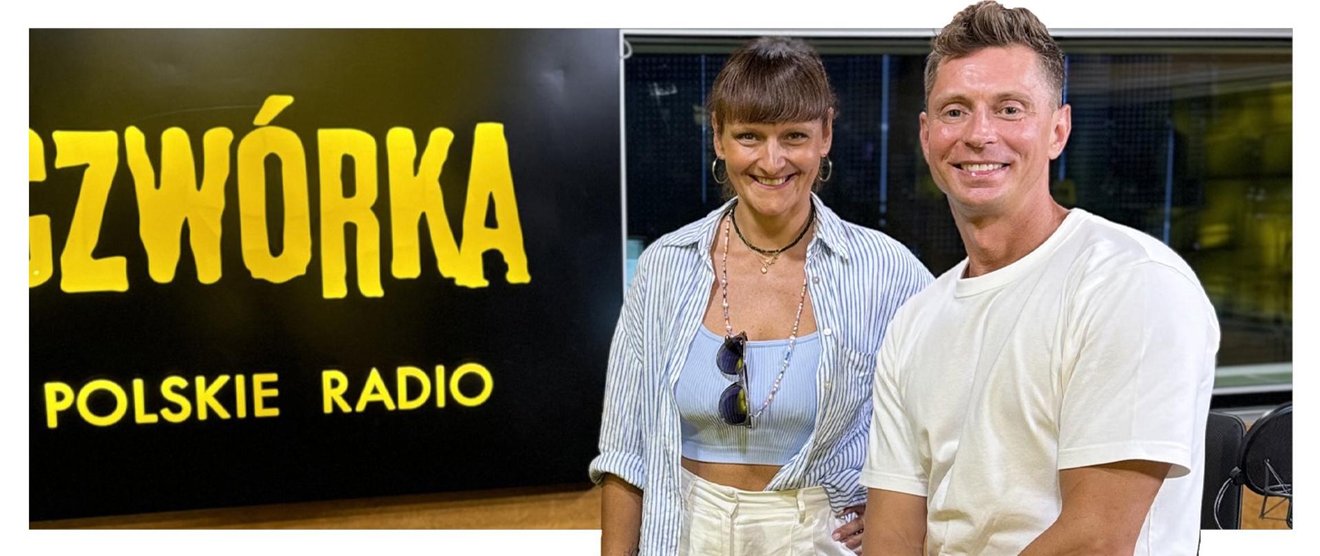 Zdjęcie autorstwa Dominiki Szwed-Walkiewicz podczas wizyty i występu w Radiowej Czwórce. Na zdjęciu znajduje się pani Dominika Szwed-Walkiewicz oraz Piotr Galus na tle plakatu Polskie Radio Czwórka. Zdjęcie zrealizowane w trakcie nagrania audycji "Rozgrzewka" w Radiowej Czwórce.