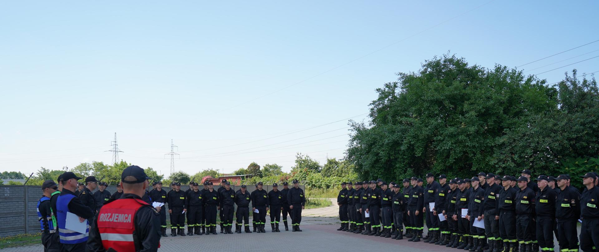 odprawa strażaków przed ćwiczeniami. 