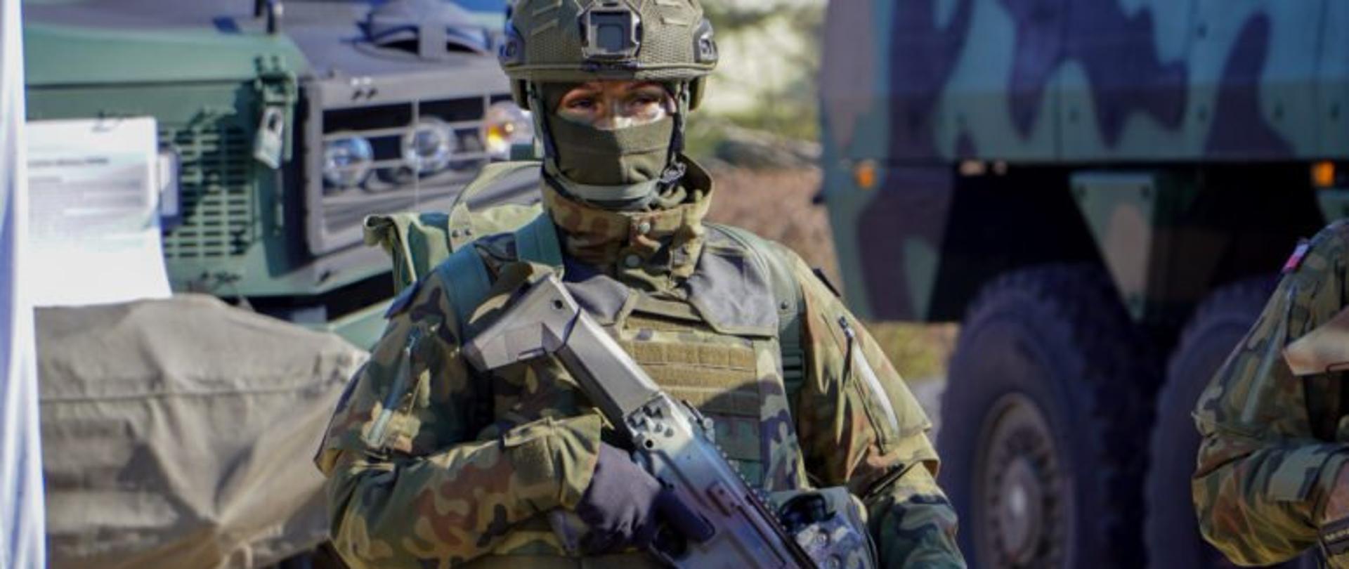 Żołnierz podczas Wojskowych Targów Służby i Pracy