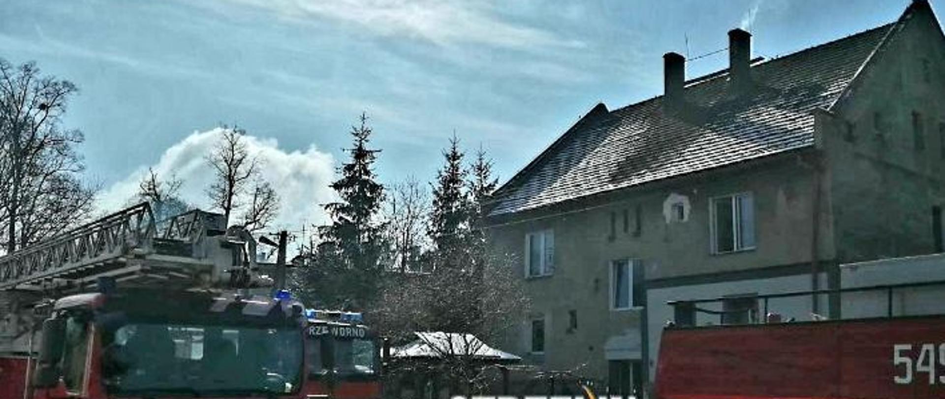 Przed domem stoją strażackie samochody