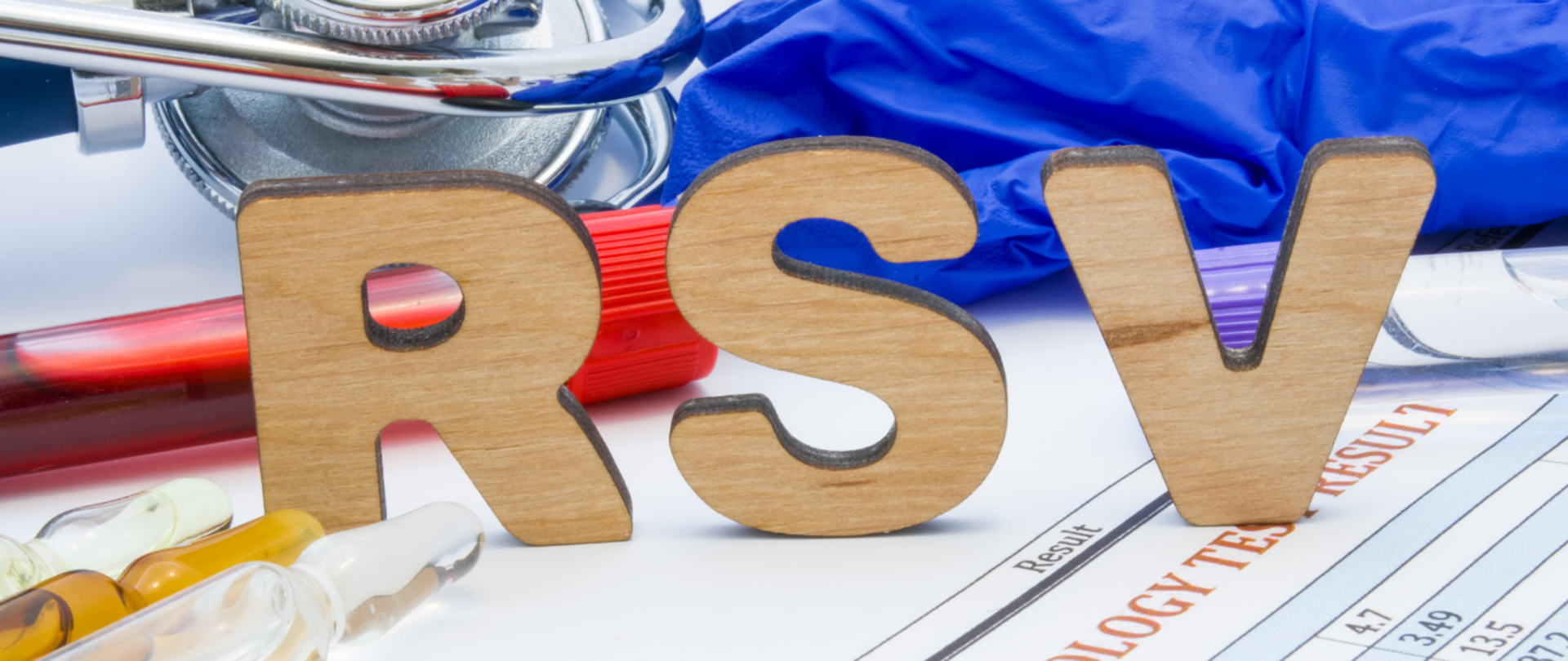 Napis 'RSV' na pierwszym planie, w tle widoczne słuchawki lekarskie i lateksowe rękawiczki, symbolizujące tematykę medyczną i zdrowotną