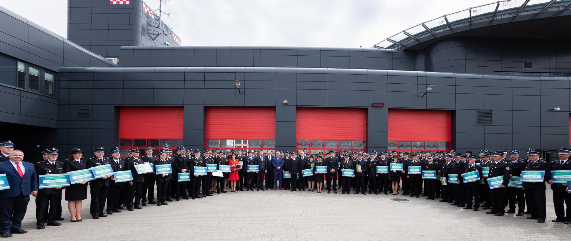 Wiele osób pozujących do wspólnego zdjęcia