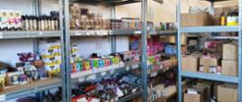 Magazyn. W magazynie regały z nielegalnymi wkładami do e-papierosów