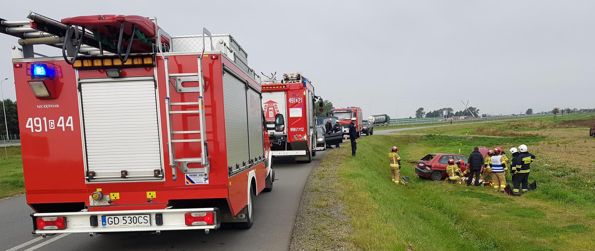 Widok na samochody ratowniczo - gaśnicze.