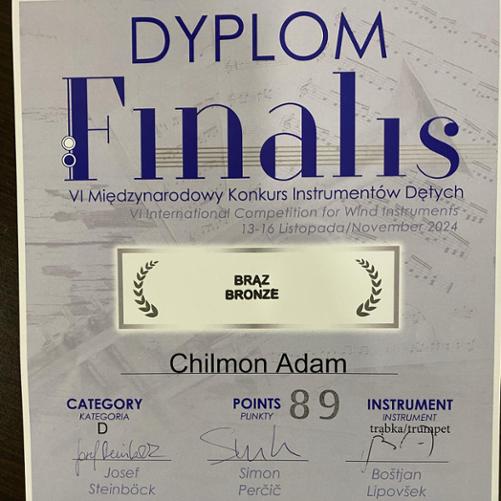Dyplom w kolorze niebieskim. W nagłówku jest umieszczona nazwa konkursu, poniżej punktacja oraz podpisy jurorów.