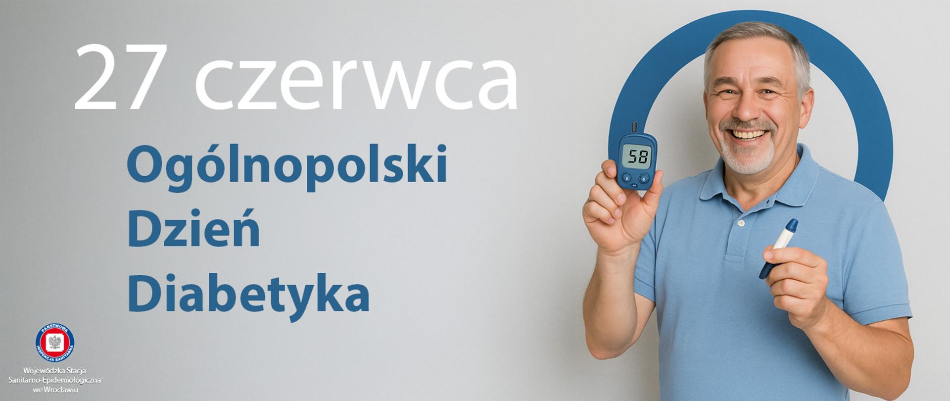 Uśmiechnięta osoba w niebieskiej koszulce mierząca poziom cukru