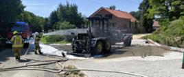 Pożar maszyny drogowej - strażacy gaszą pojazd