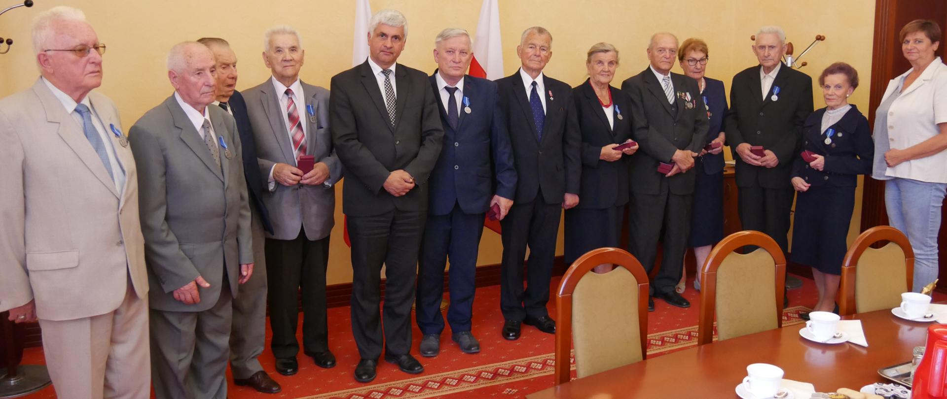 12. podlaskich kombatantów z Medalami Stulecia Odzyskania Niepodległości