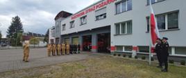 Goleniowscy strażacy podczas zmiany służbowej dokonali uroczystego podniesienia flagi państwowej.
