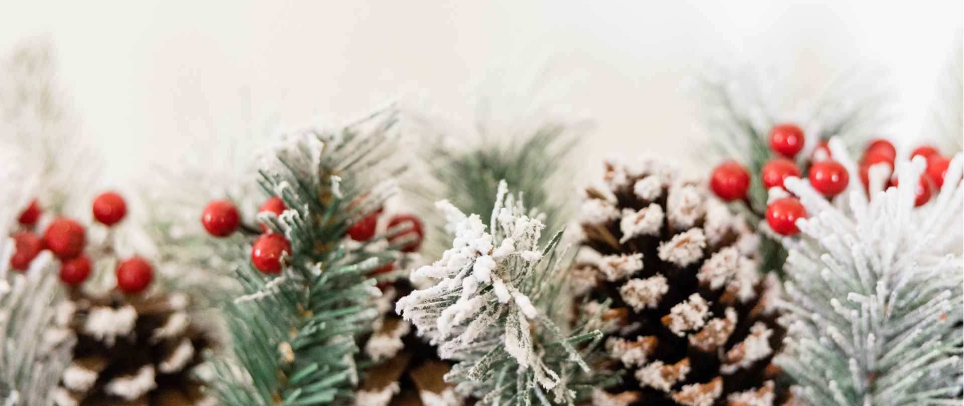 Fragment wieńca bożonarodzeniowego oprószonego śniegiem