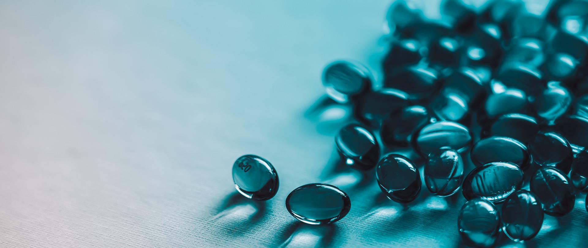 rozsypane niebieskie tabletki.