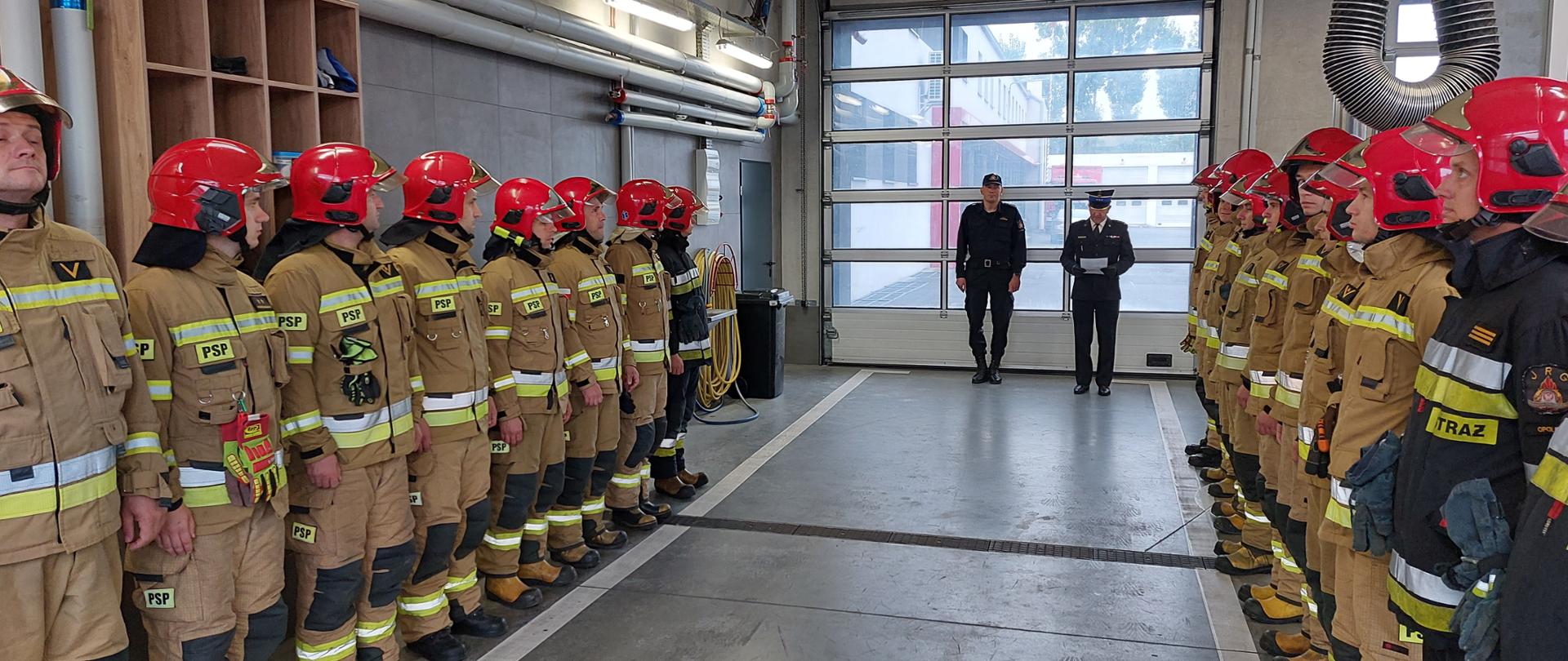 Komendant odczytuje decyzje personalne