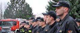 Strażacy podczas uroczystego apelu z okazji Święta Niepodległości.