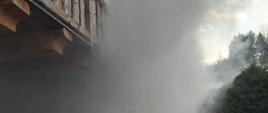 Dym wydobywający się z obiektu