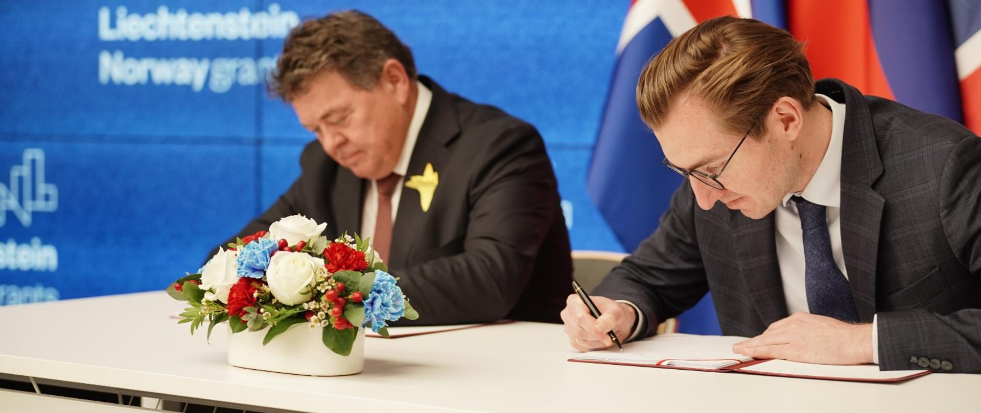 Na zdjęciu wiceminister Jan Szyszko podczas podpisania umowy