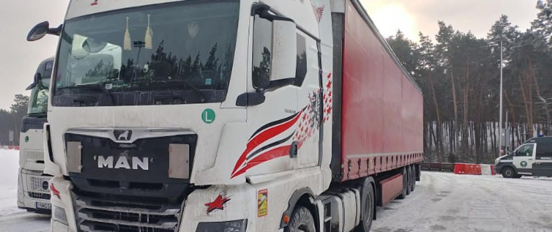 Widok litewskiej ciężarówki na tle pojazdu ITD