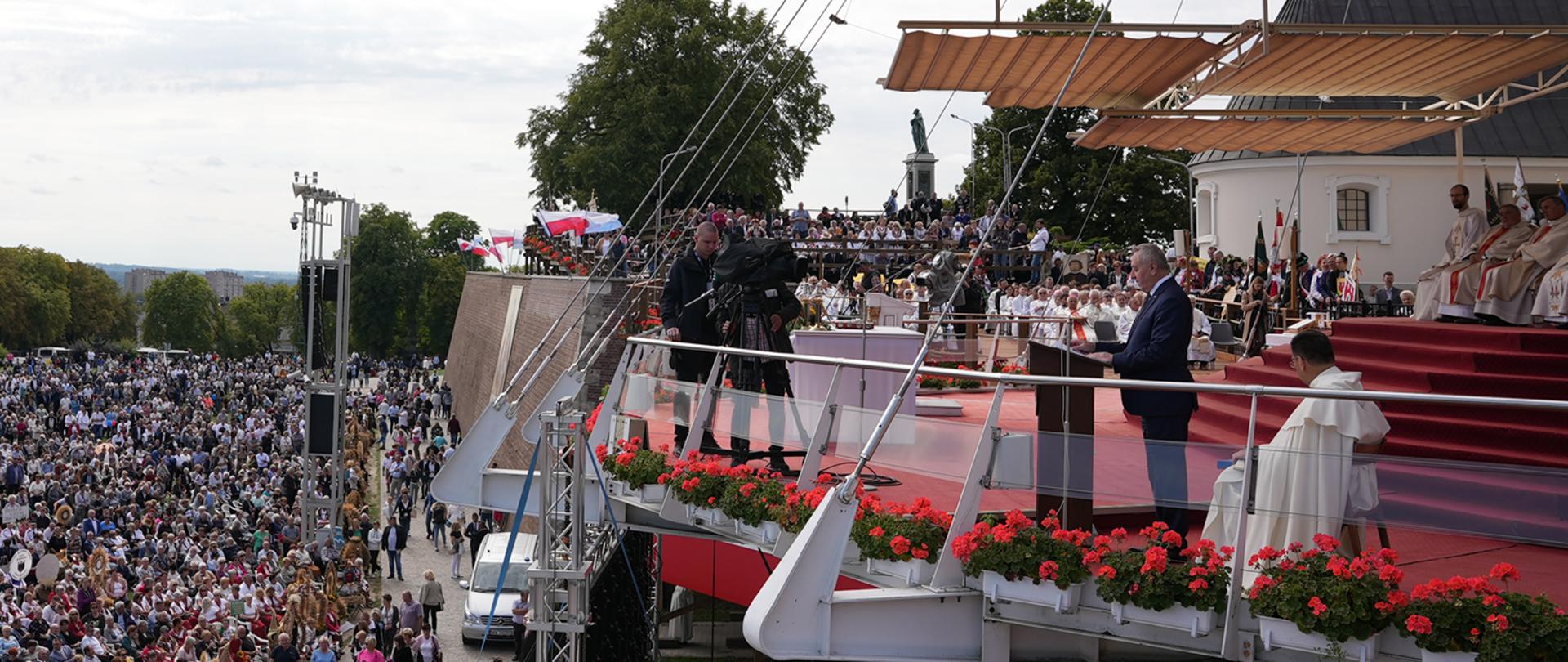 Wicepremier Henryk Kowalczyk podczas przemówienia do pielgrzymów (fot. MRiRW)