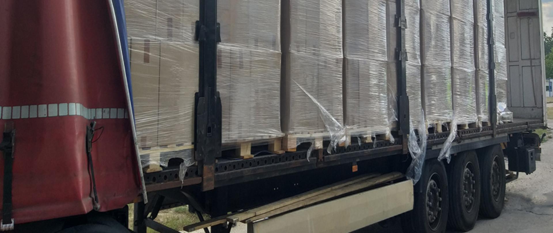 naczepa ciężarówki wypełniona nielegalnymi papierosami