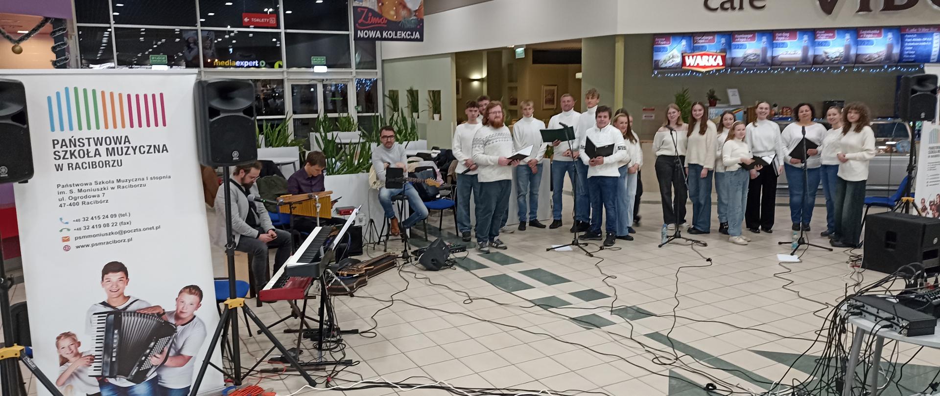 Recital zespołu wokalnego PSM w Raciborzu - 16.12.2024 w Auchanie