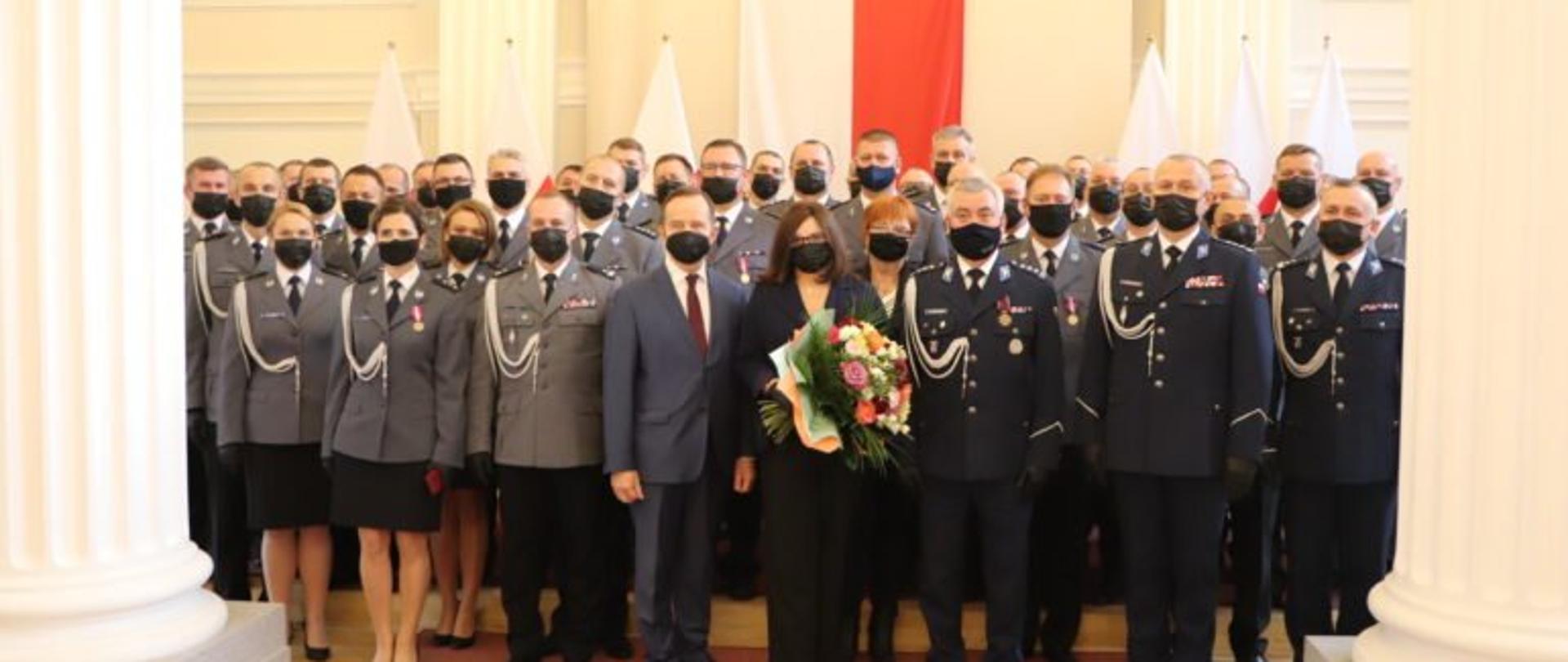 Wicewojewoda podkarpacki Jolanta Sawicka, marszałek województwa podkarpackiego Władysław Ortyl i komendant wojewódzki Policji w Rzeszowie insp. Dariusz Matusiak podczas zdjęcia grupowego z odznaczonymi policjantami garnizonu podkarpackiego.