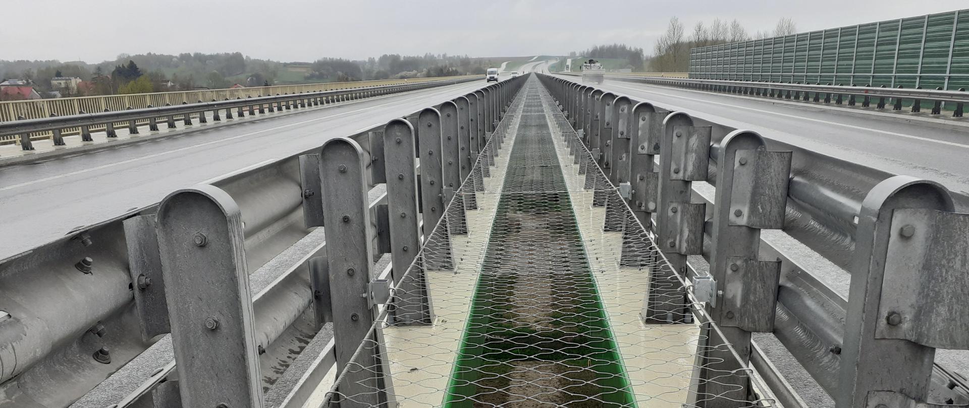 Na zdjęciu siatka zabezpieczająca szczelinę na wiadukcie w ciągu drogi S19 