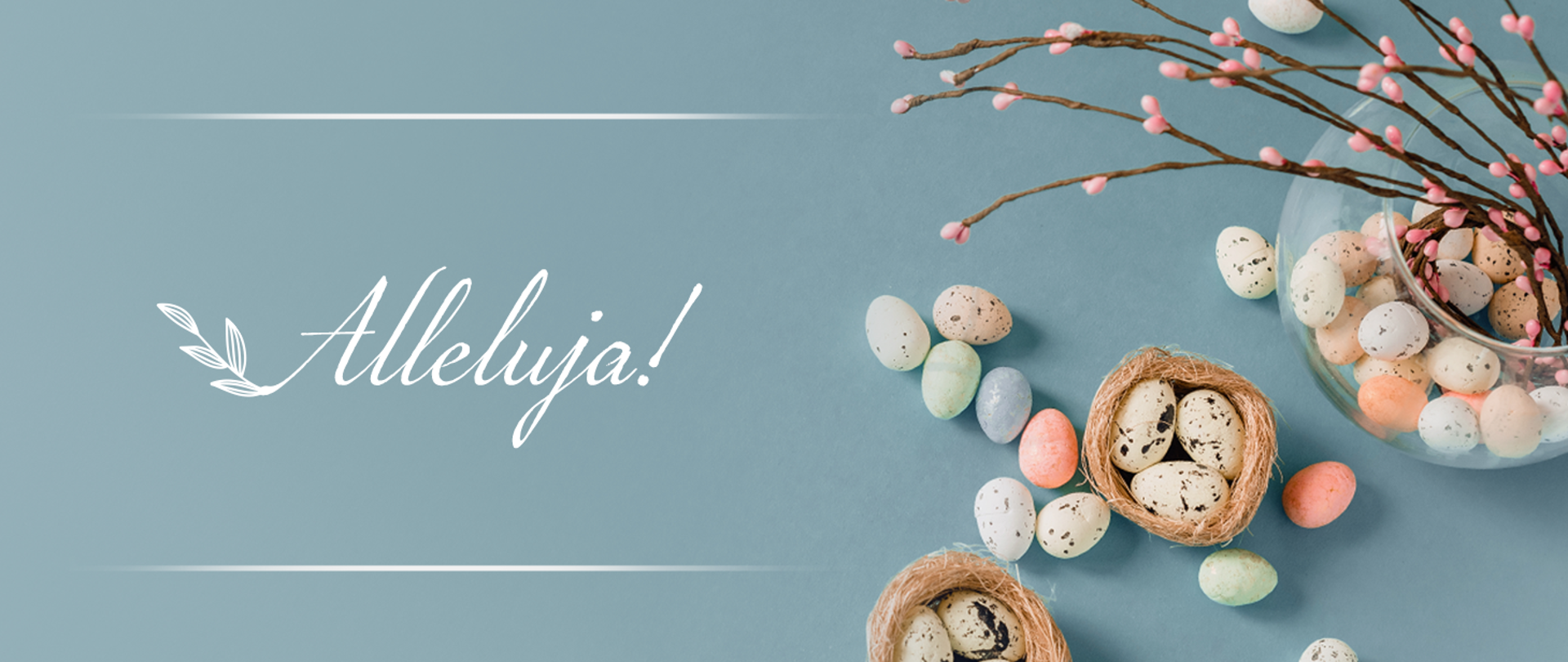 Zdjęcie ilustracyjne. "Napis Alleluja!", obok kompozycja: bazie i pisanki.