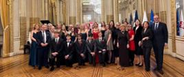 Photo de groupe des participants au bal.